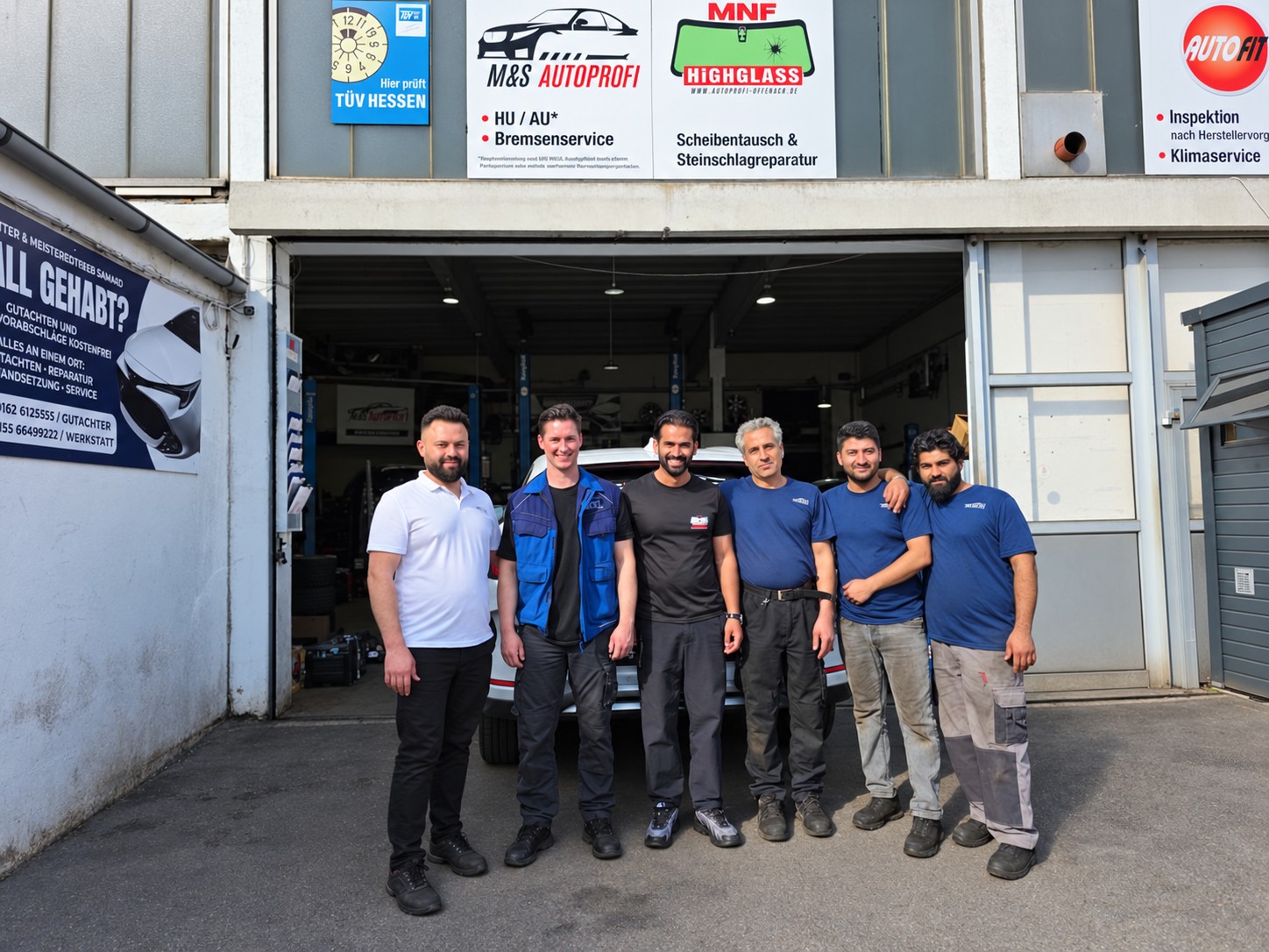 Team von M&S Autoprofi vor der Werkstatt in Hofheim am Taunus